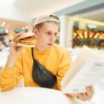 Portret młodego mężczyzny skoncentrowanego w stylowej odzieży lekkiej