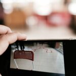 Środkowa sekcja osoby trzymającej telefon komórkowy