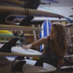 Kobieta wybiera deskę surfingową