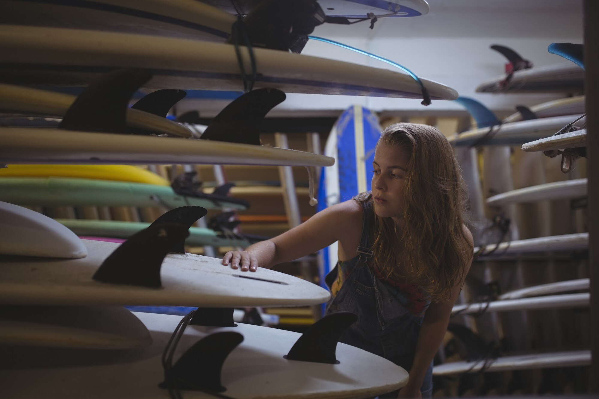 Kobieta wybiera deskę surfingową