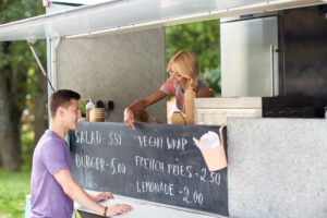 Ile kosztuje miejsce pod food truck? Czynsz, opłaty i najlepsze lokalizacje