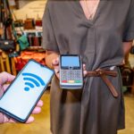 Środkowa część mężczyzny używającego telefonu komórkowego