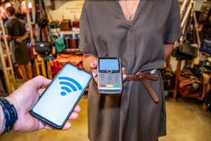 Płatności mobilne – przykłady, korzyści i wpływ na sprzedaż w e-commerce