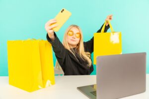 Trendy e-commerce – co zwiększa sprzedaż i zmienia zachowania kupujących?