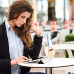 Kobieta patrz? C na jej komputer typu tablet zlokalizuj? Cw pasku