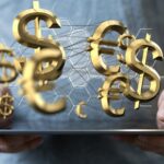 Osoba prezentująca wirtualną projekcję symboli walut euro i dolara