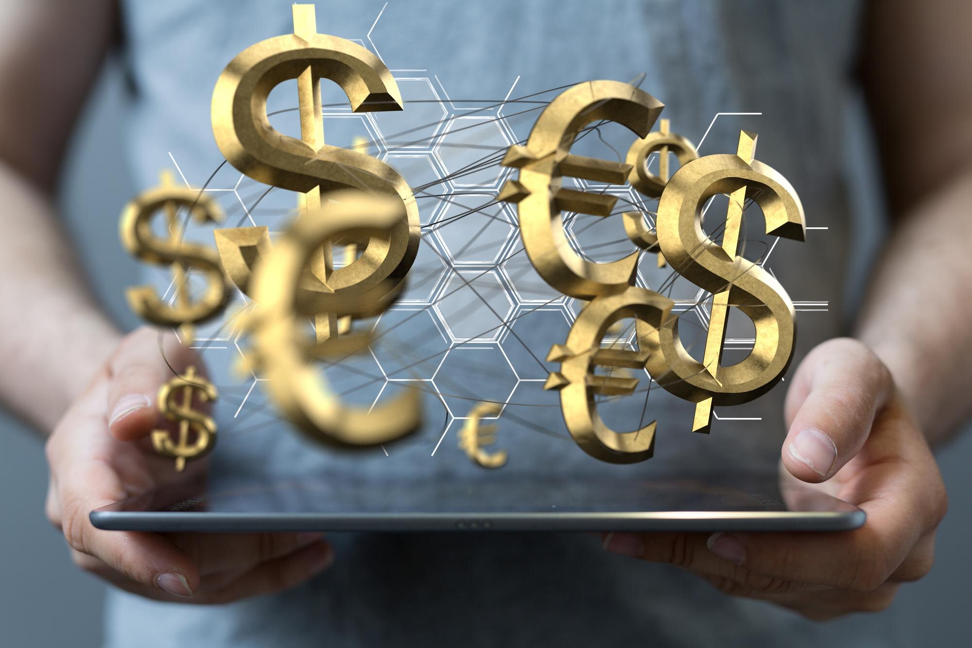 Osoba prezentująca wirtualną projekcję symboli walut euro i dolara