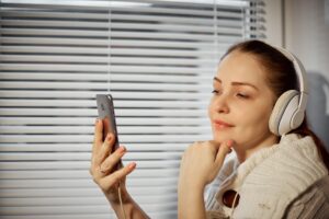 Wyszukiwanie głosowe – jak przygotować sklep i treści pod voice search?