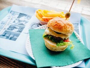Dwa hamburgery na tacy w kawiarni. Burger Cafe w Splicie, na nabrzeżu w Chorwacji.