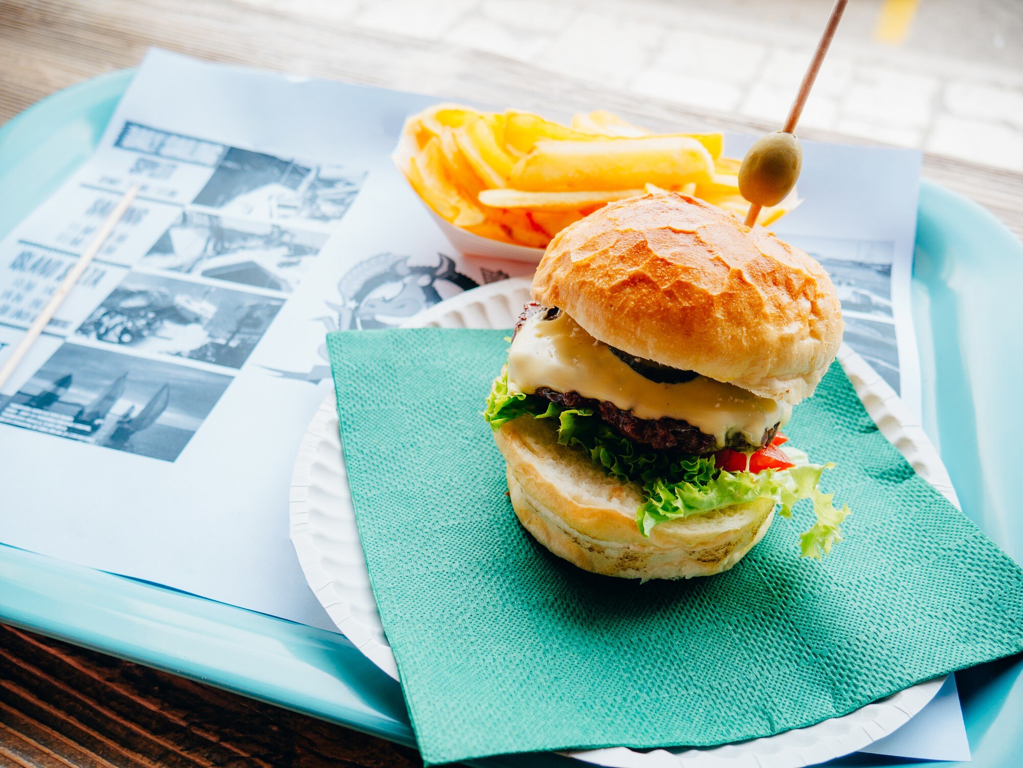 Dwa hamburgery na tacy w kawiarni. Burger Cafe w Splicie, na nabrzeżu w Chorwacji.