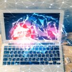 Wielokrotna ekspozycja przestrzeni roboczej za pomocą komputera i hologramu ludzkiego mózgu Koncepcja burzy mózgów