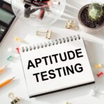 Notatnik z napisem TESTING APTITUDE na białym tle biurowym