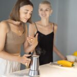 Para lesbijek robi śniadanie w domu?
