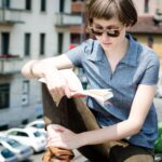 młoda kobieta piękna hipster czytanie książki