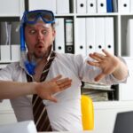 Mężczyzna w garniturze i krawacie w okularach ochronnych i snorkelu