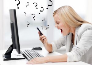 zdjęcie wściekłej kobiety krzyczącej na telefon