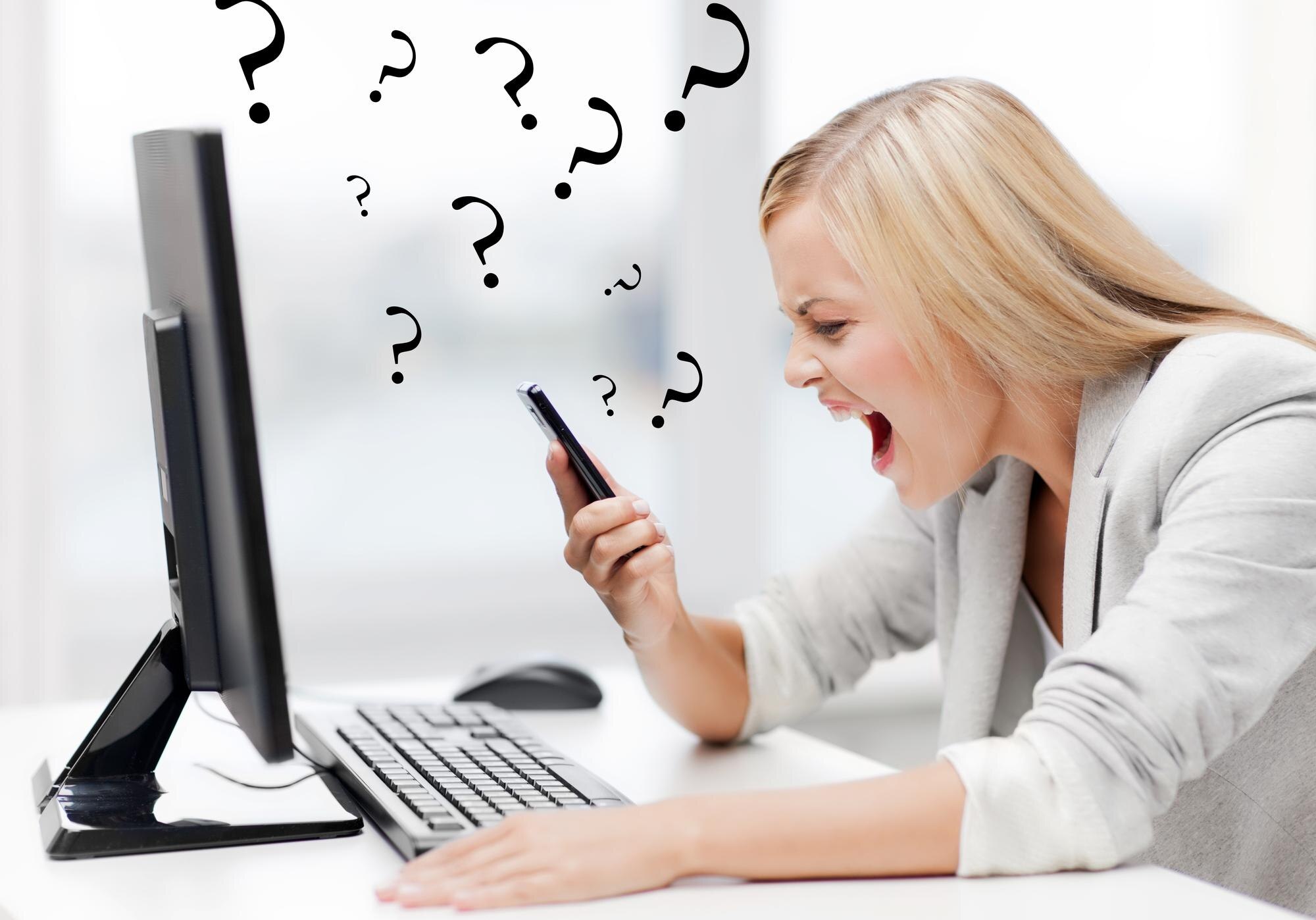 zdjęcie wściekłej kobiety krzyczącej na telefon