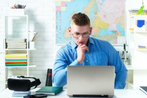 Analityk internetowy – czym się zajmuje, ile zarabia i jak nim zostać?