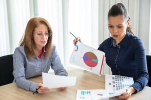 Raportowanie a analiza – czym się różnią i jak wspierają decyzje biznesowe?