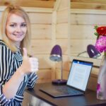 bizneswoman pracująca na laptopie myśli w pracy na odległość, praca na odległość i szkolenie