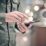 Ikona GPS z sieci i kropki mężczyzna trzymający telefon w dłoni