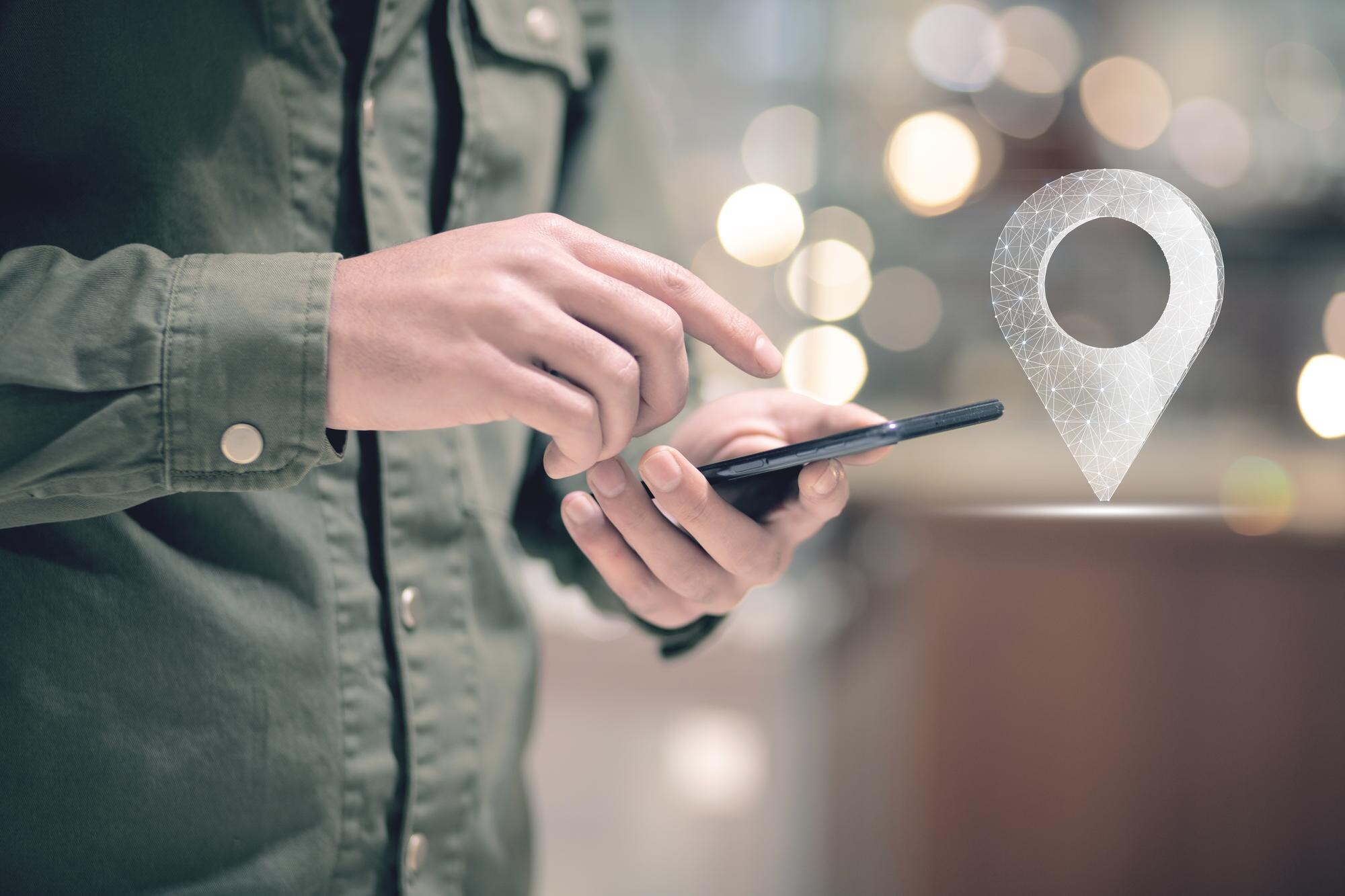 Ikona GPS z sieci i kropki mężczyzna trzymający telefon w dłoni