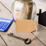 Koncepcja finansowania nieruchomości pieniądze szkło z rocznika klucz domu i calc