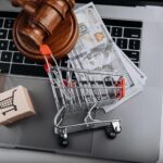 Kajdanki z młotkiem sędziowskim i koszyk na laptopa Widok z góry Oszustwa internetowe i prawo