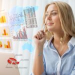 Businesswoman uśmiechając się i siedząc w biurze. Różne środki przekazu
