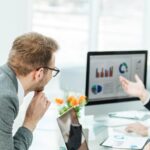 Specjalista w zespole finansów i biznesu zajmujący się analizą raportów marketingowych