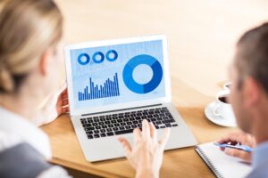 CRM i Google Analytics – jak połączyć dane sprzedażowe z analityką?