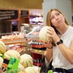 Blond kobieta kupuje owoce w supermarkecie