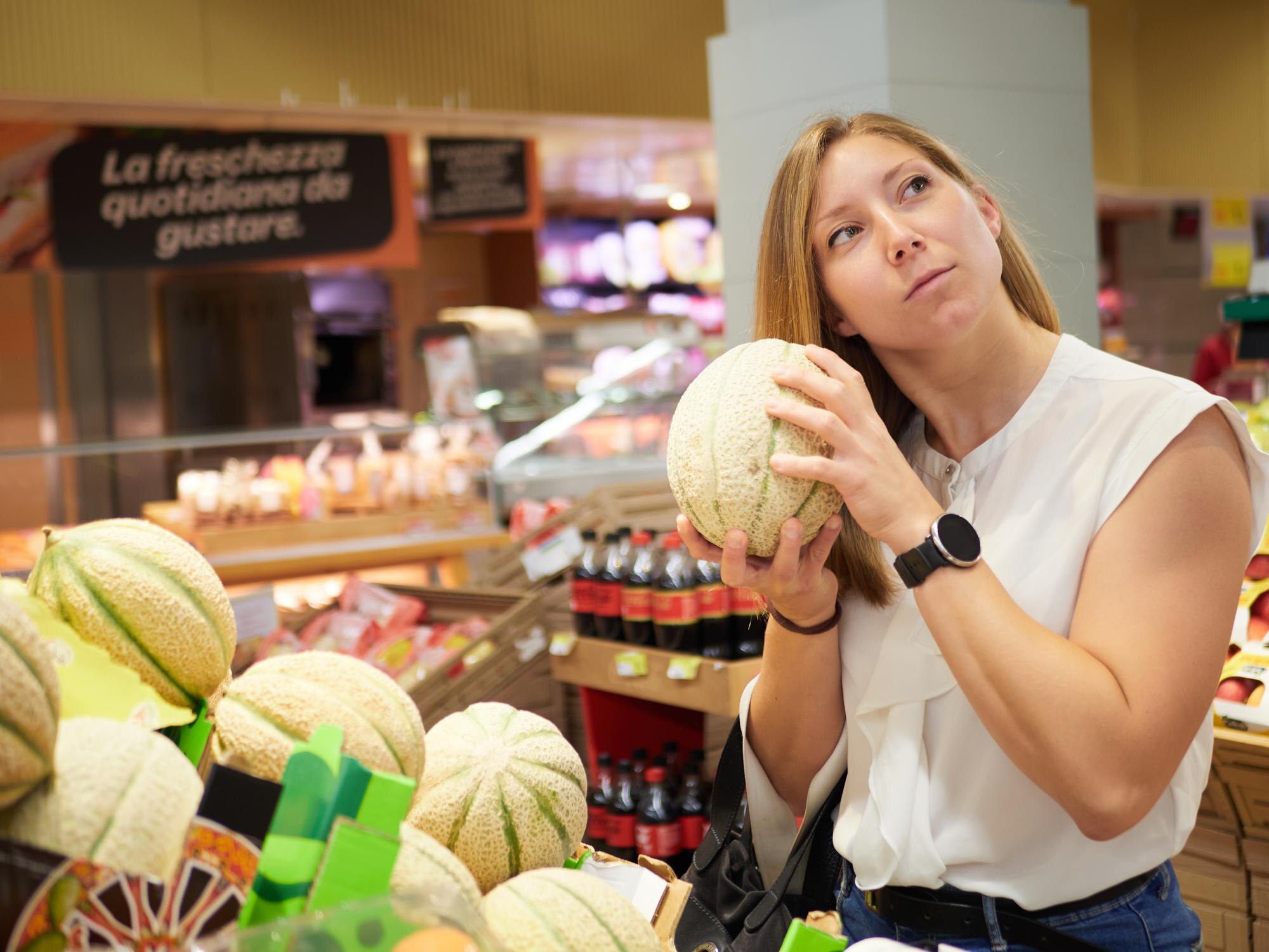 Blond kobieta kupuje owoce w supermarkecie