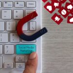 Koncepcja marketingu w mediach społecznościowych Naciskanie palcami klawiatury i magnesu przyciągają jak miłość i komentarz