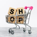 wózki supermarketowe ze znakiem sklepu na drewnianych kostkach