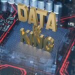 Złote dane tekstowe są królem na płytce drukowanej do renderowania 3d koncepcji biznesowej lub technologicznej