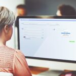 Kobieta z plecami i internetem z komputerem w biurze do pracy administracyjnej cyfrowe raporty i zarządzanie informacjami Pracownik online i technologia do planowania spotkań i oprogramowania biznesowego