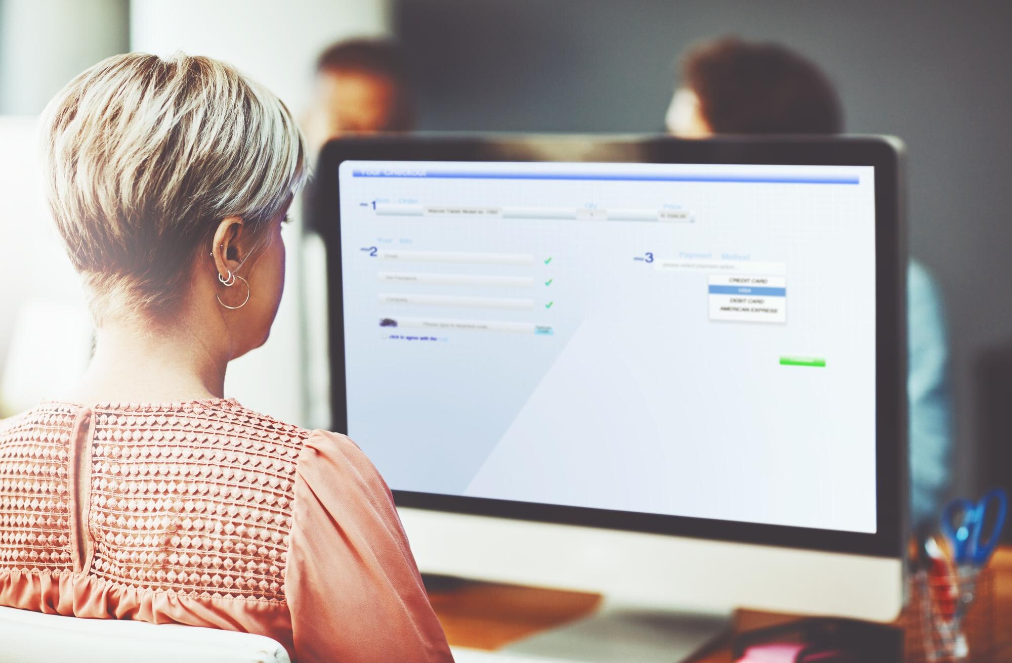 Kobieta z plecami i internetem z komputerem w biurze do pracy administracyjnej cyfrowe raporty i zarządzanie informacjami Pracownik online i technologia do planowania spotkań i oprogramowania biznesowego