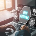 Koncepcja hostingu internetowego Kobieta używająca komputera i naciska palcem na wirtualny ekran inskrypcja Hosting na biurku Internet biznes Koncepcja technologii i sieci