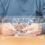 Mężczyzna korzystający ze smartfona z wirtualną mapą modelu z lokalizacją
