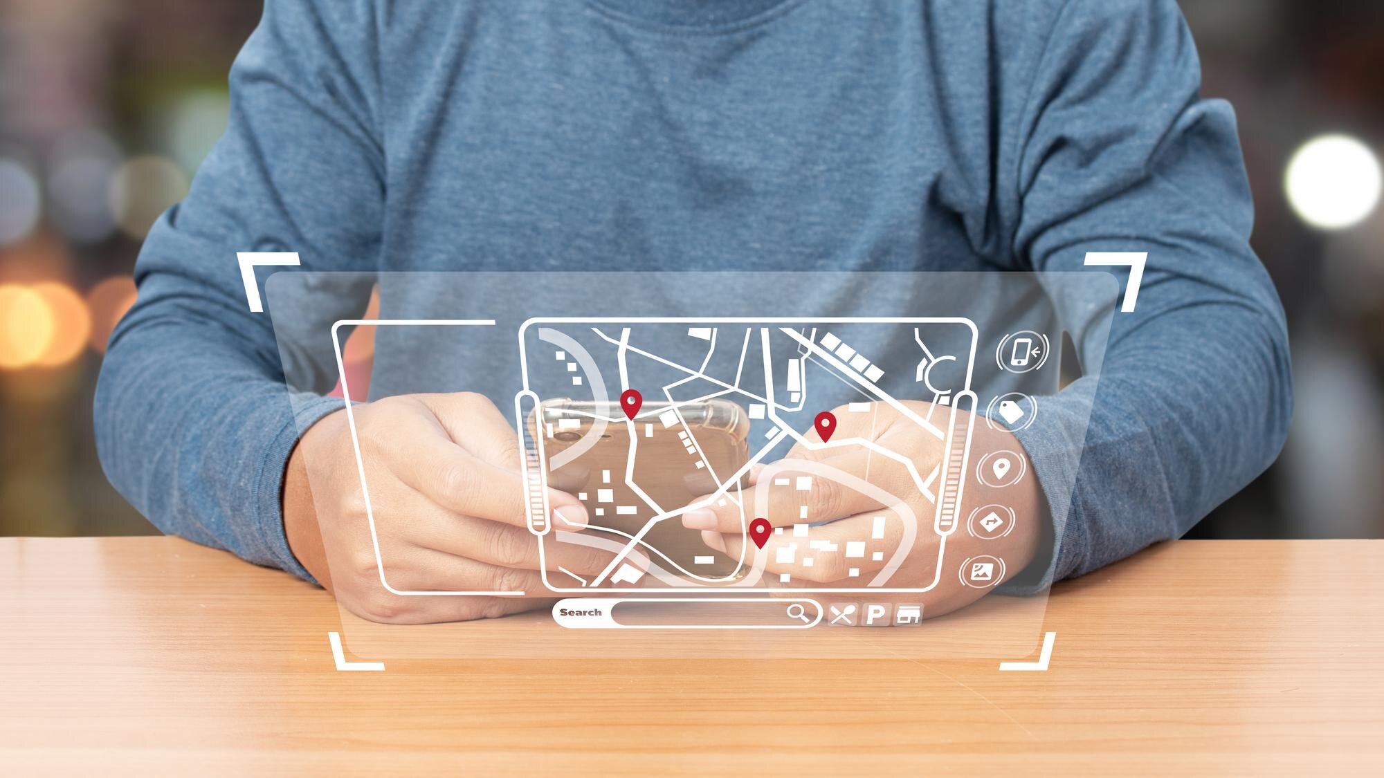 Mężczyzna korzystający ze smartfona z wirtualną mapą modelu z lokalizacją
