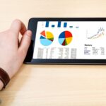 Biznesmen ręka trzyma tablet z analizą biznesową