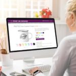 Kobieta tworząca własne produkty online za pomocą usługi druku na żądanie
