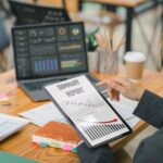Przedsiębiorczyna analizuje dane finansowe na tabletie, który wyświetla graficzny wykres biznesowy wskazujący na słabą wydajność biznesową Koncepcja biznesu stojącego w obliczu niskiej wydajności
