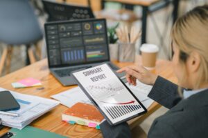 Dashboardy menedżerskie – jak projektować kokpity, które ułatwiają decyzje