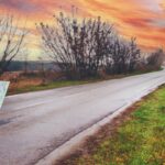 Mężczyzna patrzy na mapę na drodze Selektywne skupienie