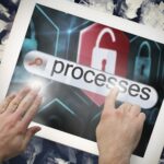 Ręka dotykająca procesów tekstowych na pasku wyszukiwania na ekranie tabletu na zmiętych papierach