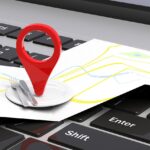 Ustawienie miejsca wskaźnika mapy i mapa na ilustracji 3d laptopa