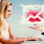 Złożony obraz ładnej blondynki używającej swojego laptopa na plaży z ręką przedstawiającą kierowego e-maila
