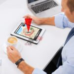 biznes, ludzie, technologia i koncepcja nawigacji - biznesmen z mapą nawigatora gps na ekranie komputera typu tablet picie kawy w biurze